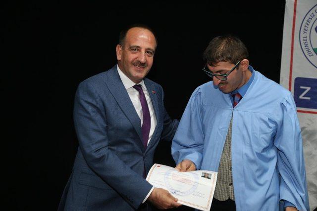 Başkan Duruay ZİÇEV öğrencilerine diploma verdi