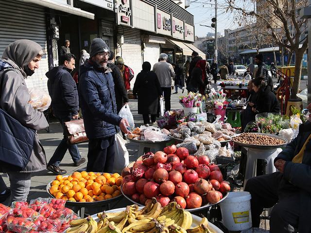 İran ekonomisi alarmda! Dolar tarihin en y&uuml;ksek seviyesine &ccedil;ıktı, gıda enflasyonu y&uuml;zde 89