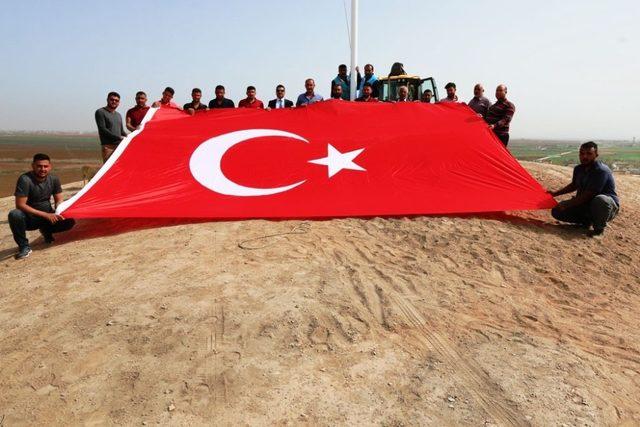 Suriye sınırındaki Akçakale’ye iki dev Türk bayrağı dikildi