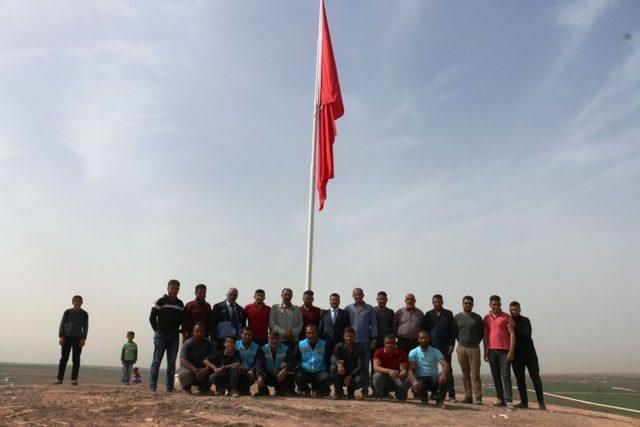 Suriye sınırındaki Akçakale’ye iki dev Türk bayrağı dikildi