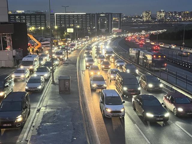 İstanbul&rsquo;da trafik yoğunluğu y&uuml;zde 83&rsquo;e ulaştı
