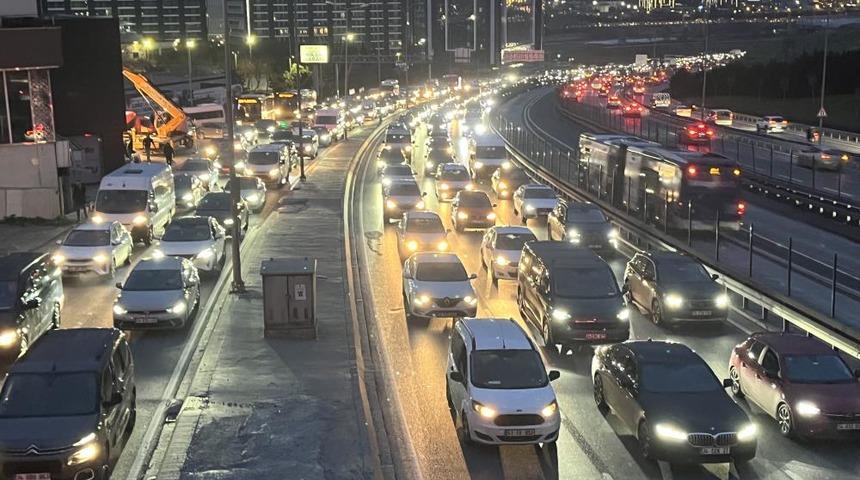 İstanbul&rsquo;da trafik yoğunluğu y&uuml;zde 83&rsquo;e ulaştı