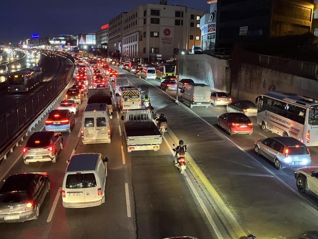 İstanbul&rsquo;da trafik yoğunluğu y&uuml;zde 83&rsquo;e ulaştı 1