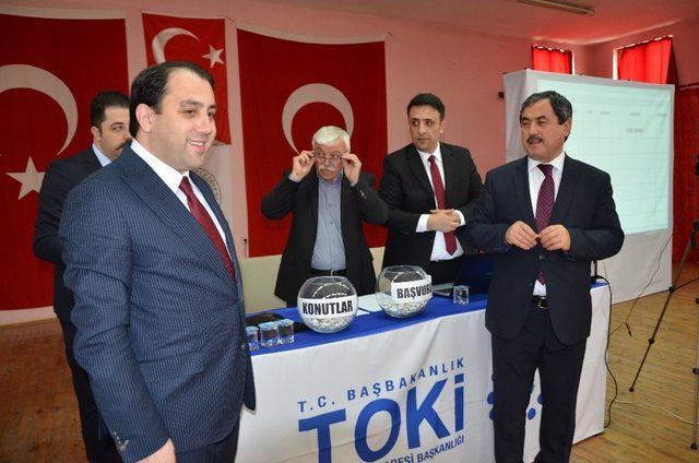 Darende’de TOKİ kuraları çekildi