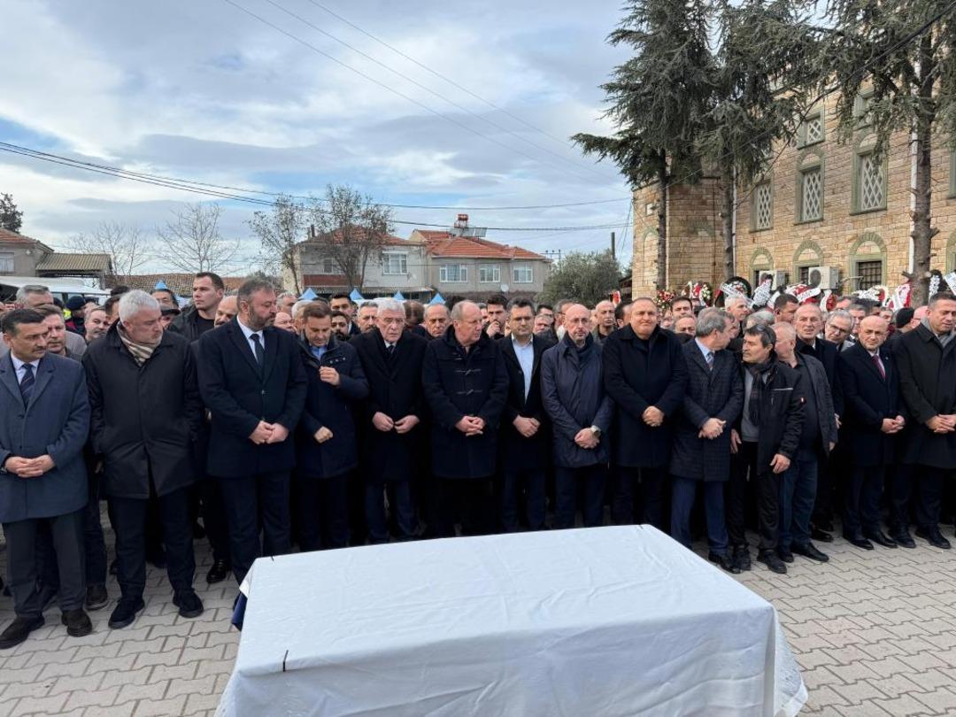 İYİ Partili Turhan &Ccedil;&ouml;mez annesini son yolculuğuna uğurladı 1
