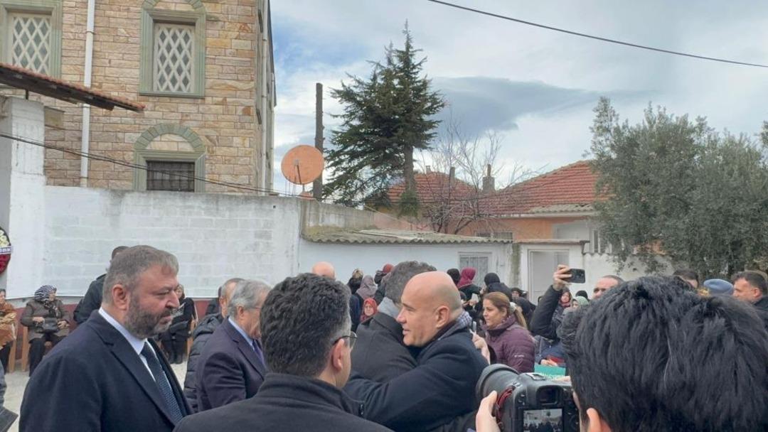 İYİ Partili Turhan &Ccedil;&ouml;mez annesini son yolculuğuna uğurladı 2