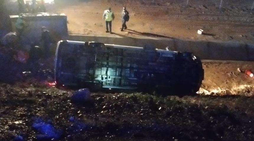 Mersin'de iş&ccedil;i servisi u&ccedil;uruma yuvarlandı: 13 yaralı