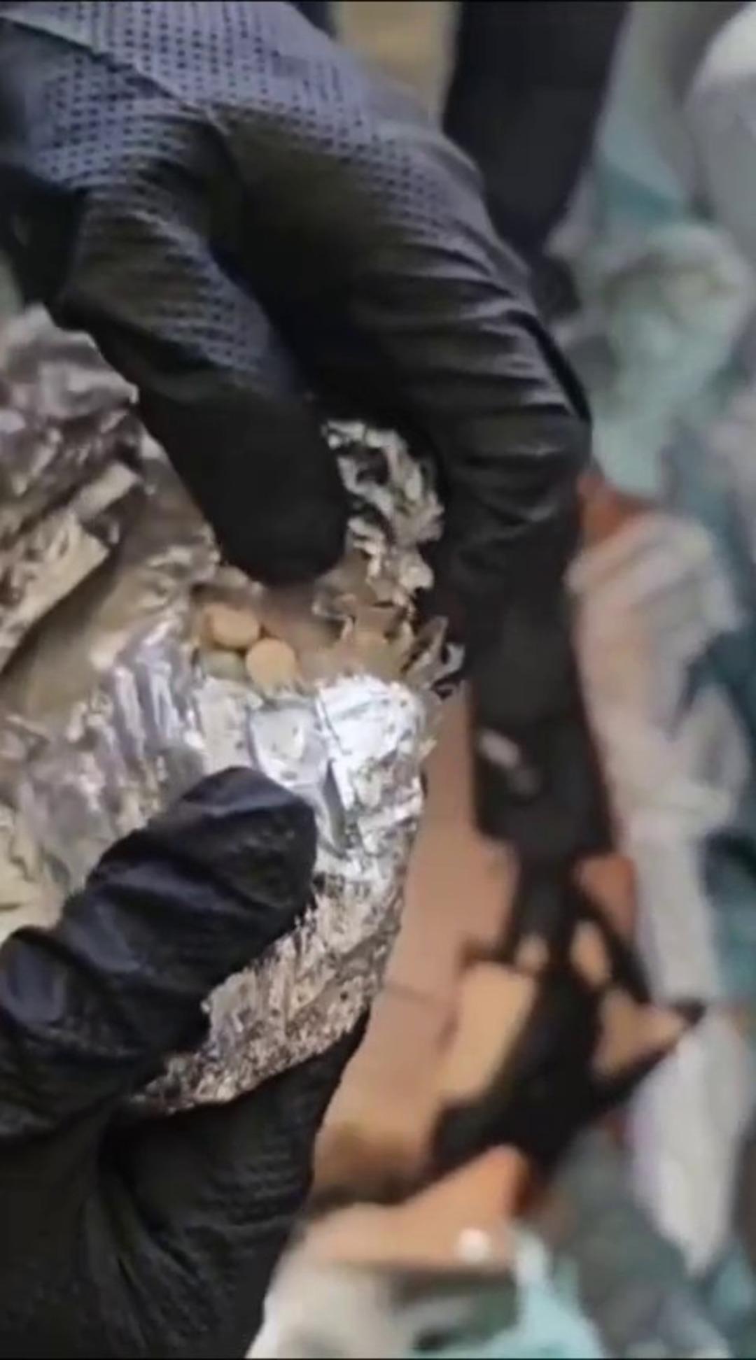 Mobilyaların i&ccedil;ine gizlemişler! İskenderun Limanı&rsquo;nda 1 milyon 392 bin uyuşturucu hap ele ge&ccedil;irildi 3