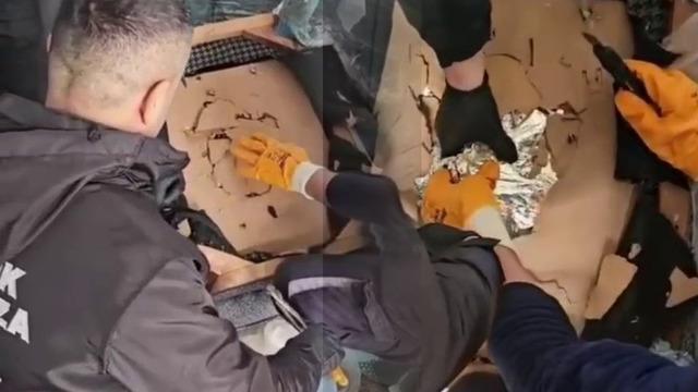 Mobilyaların içine gizlemişler! İskenderun Limanı’nda 1 milyon 392 bin uyuşturucu hap ele geçirildi