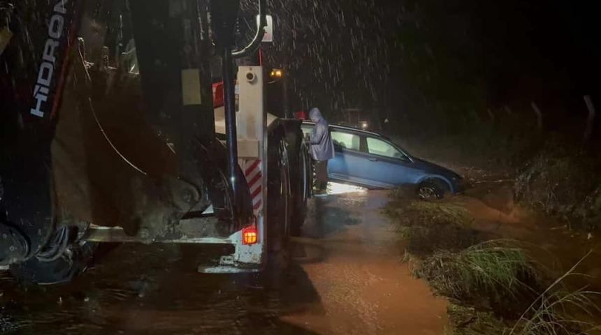 Marmaris'i sağanak yağış vurdu, ara&ccedil;lar suda mahsur kaldı