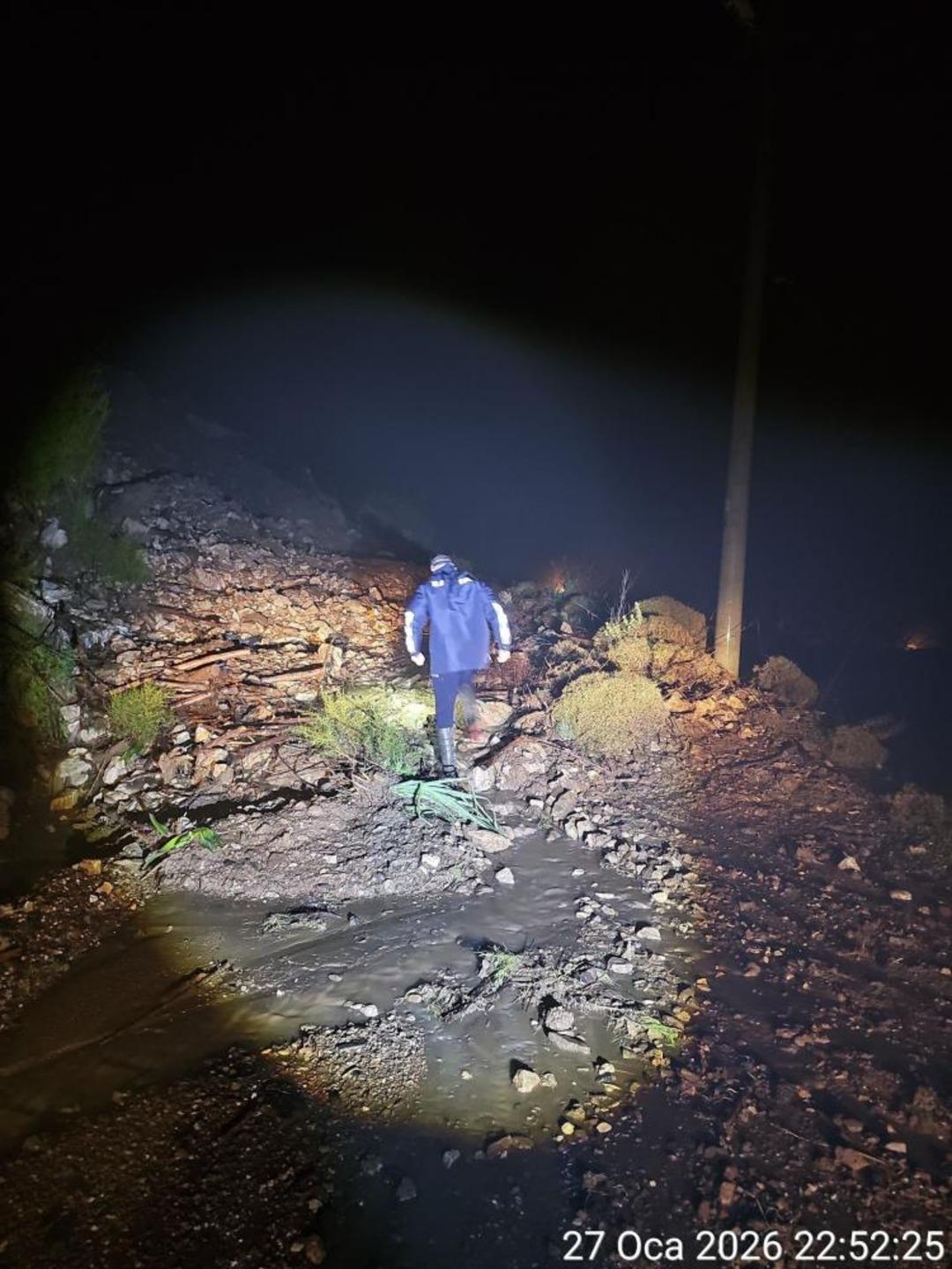 Marmaris i sağanak yağış vurdu, ara&ccedil;lar suda mahsur kaldı 2