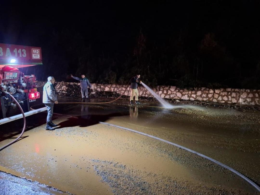 Marmaris i sağanak yağış vurdu, ara&ccedil;lar suda mahsur kaldı 3