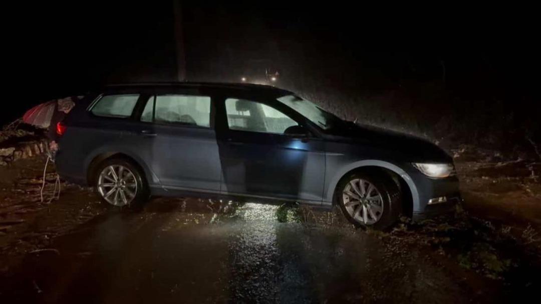 Marmaris i sağanak yağış vurdu, ara&ccedil;lar suda mahsur kaldı 1