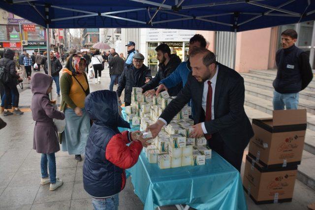 İzmit Belediyesi kandil simidi dağıttı