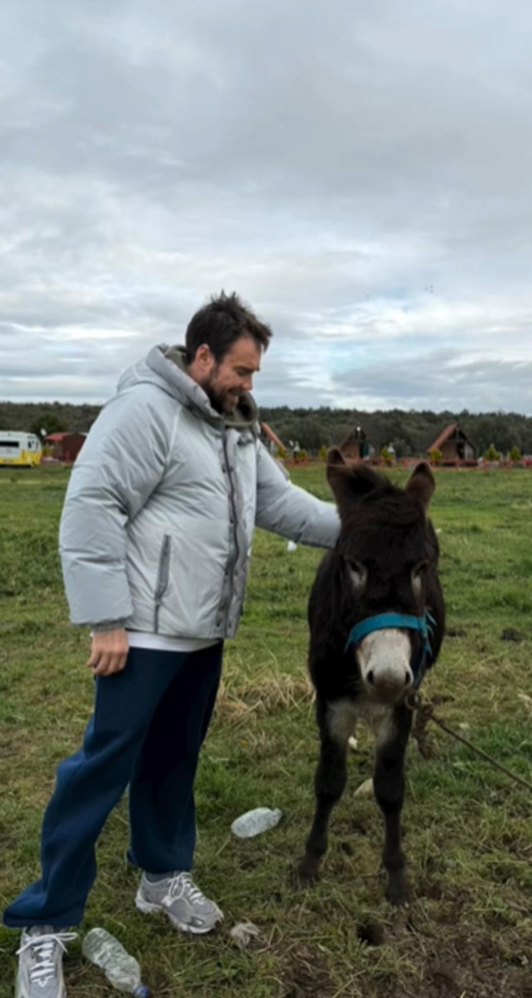 &Ouml;zg&uuml; Kaya aşka geldi! "K&ouml;y&uuml;m&uuml;zde romantik anlar" notuyla paylaştı  2