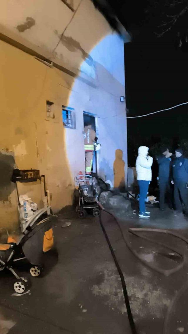 Yanan evdeki 7 kişilik aileyi itfaiye kurtardı 2