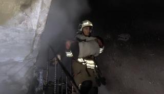 Yanan evdeki 7 kişilik aileyi itfaiye kurtardı