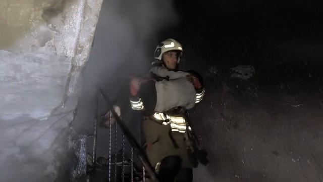 Yanan evdeki 7 kişilik aileyi itfaiye kurtardı