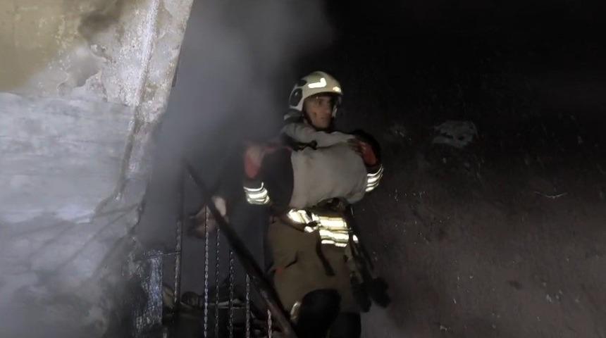 Yanan evdeki 7 kişilik aileyi itfaiye kurtardı