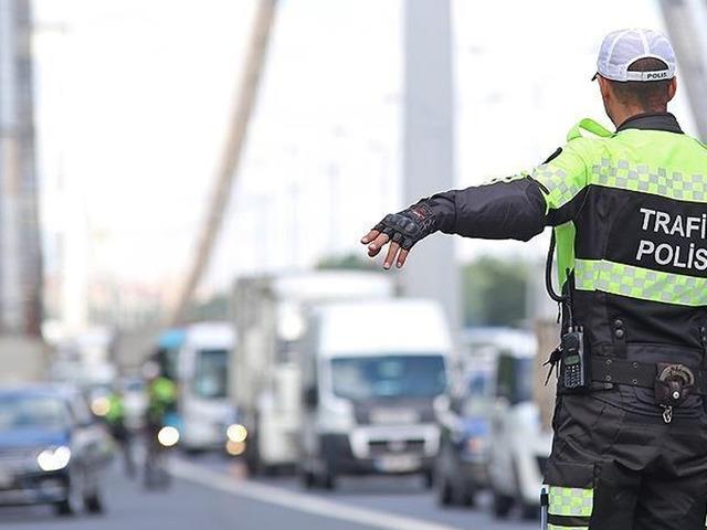 Milyonlarca s&uuml;r&uuml;c&uuml;y&uuml; ilgilendiriyor! Trafikte yaparsanız 200 bin TL ceza geliyor