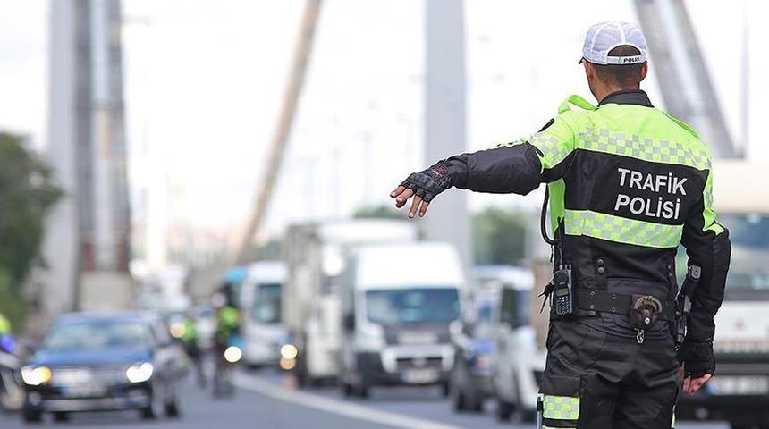 Milyonlarca s&uuml;r&uuml;c&uuml;y&uuml; ilgilendiriyor! Trafikte yaparsanız 200 bin TL ceza geliyor