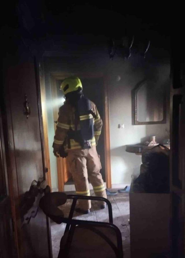 Erdek&rsquo;te bir apartman dairesi alevlere teslim oldu 4