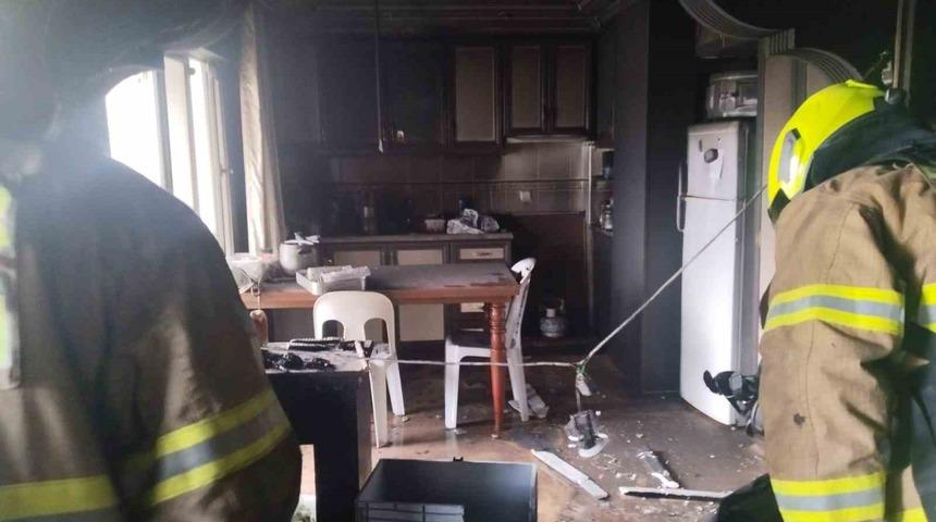Erdek&rsquo;te bir apartman dairesi alevlere teslim oldu