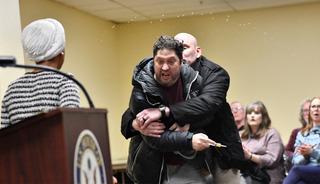 K&uuml;rs&uuml;de konuşma yapıyordu: Siyaset&ccedil;iye şırıngalı saldırı!