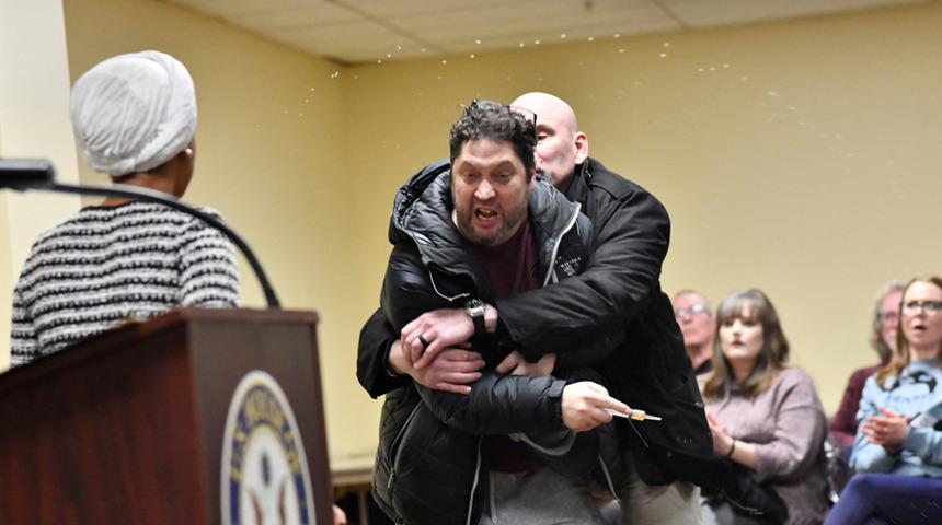 K&uuml;rs&uuml;de konuşma yapıyordu: Siyaset&ccedil;iye şırıngalı saldırı!