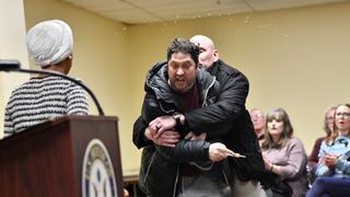 Kürsüde konuşma yapıyordu: Siyasetçiye şırıngalı saldırı!