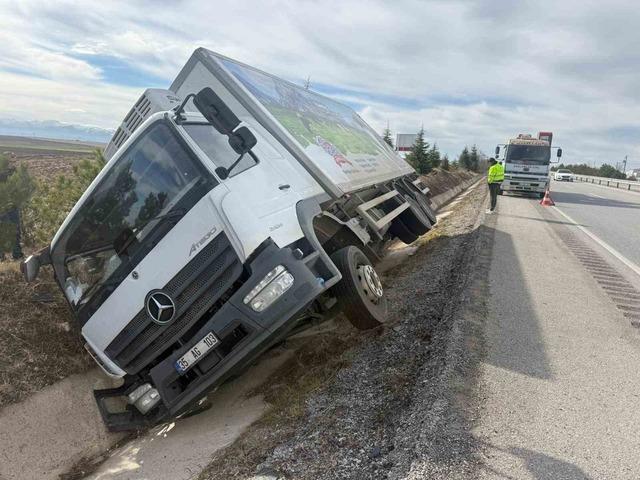 Peynir y&uuml;kl&uuml; kamyon yan yattı 2