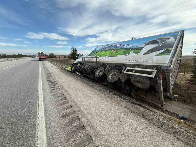 Peynir y&uuml;kl&uuml; kamyon yan yattı 1