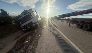 Peynir y&uuml;kl&uuml; kamyon yan yattı