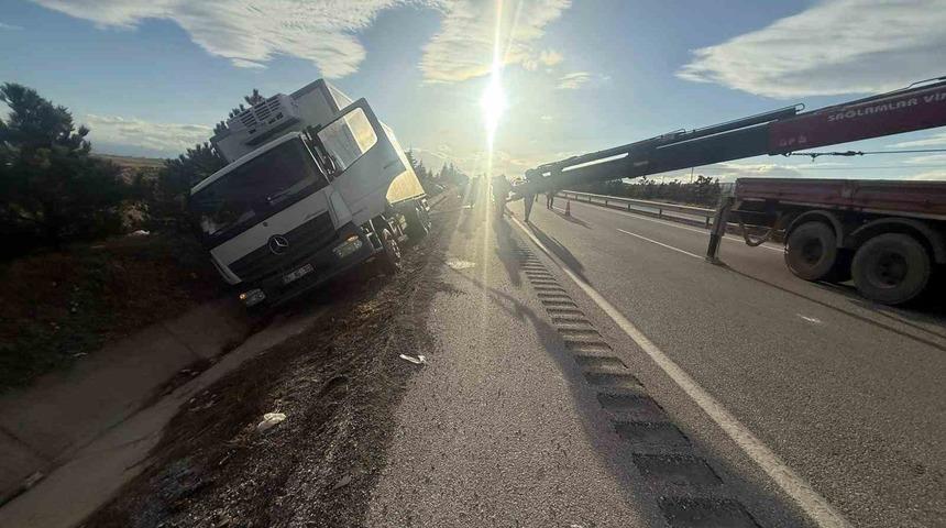 Peynir y&uuml;kl&uuml; kamyon yan yattı