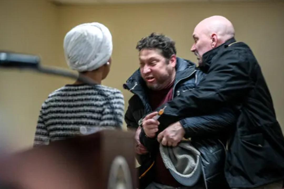 K&uuml;rs&uuml;de konuşma yapıyordu: Siyaset&ccedil;iye şırıngalı saldırı! 2