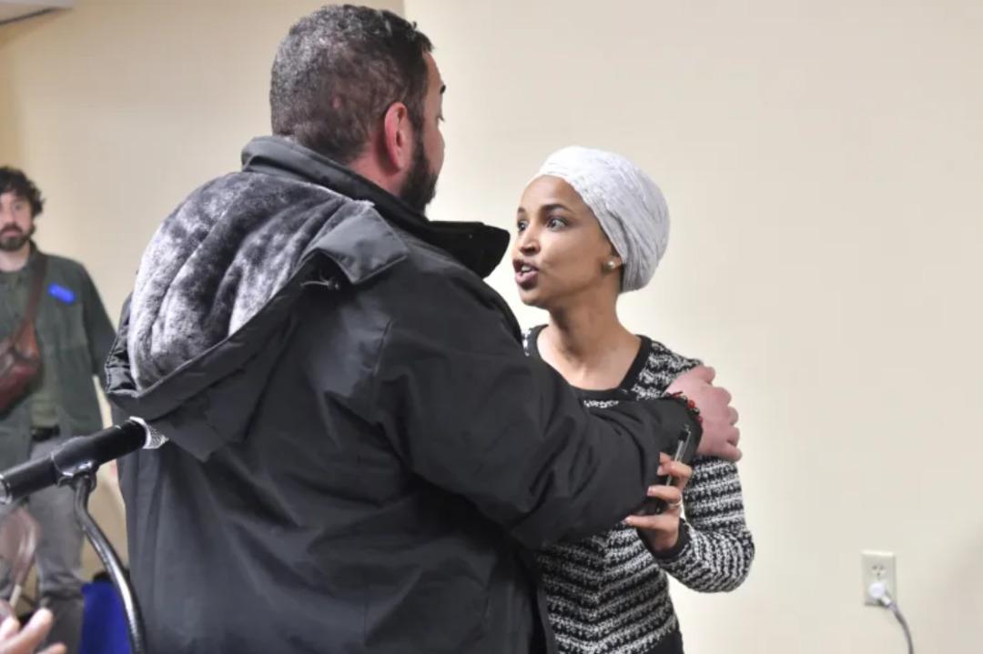 K&uuml;rs&uuml;de konuşma yapıyordu: Siyaset&ccedil;iye şırıngalı saldırı! 1