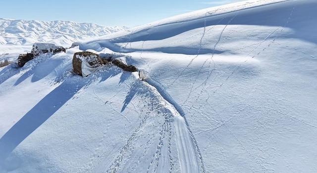 Hakkari&rsquo;de 1 bu&ccedil;uk metreyi aşan karda &ccedil;ift&ccedil;ilerin zorlu mesaisi s&uuml;r&uuml;yor 14