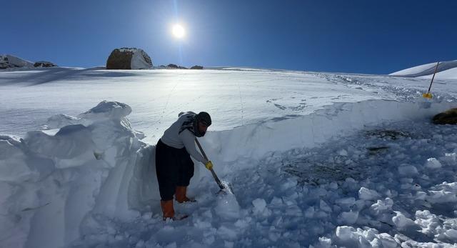 Hakkari&rsquo;de 1 bu&ccedil;uk metreyi aşan karda &ccedil;ift&ccedil;ilerin zorlu mesaisi s&uuml;r&uuml;yor 10