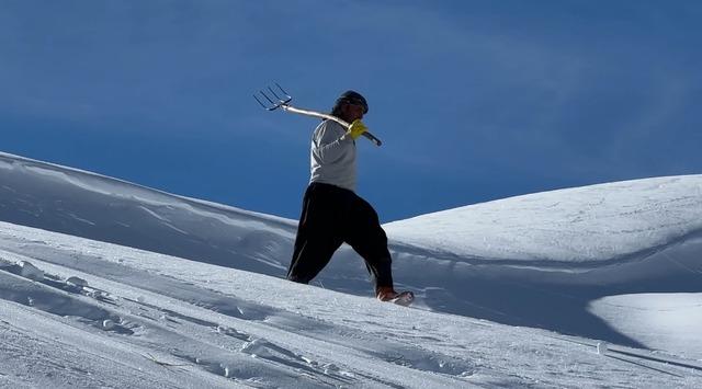 Hakkari&rsquo;de 1 bu&ccedil;uk metreyi aşan karda &ccedil;ift&ccedil;ilerin zorlu mesaisi s&uuml;r&uuml;yor 9