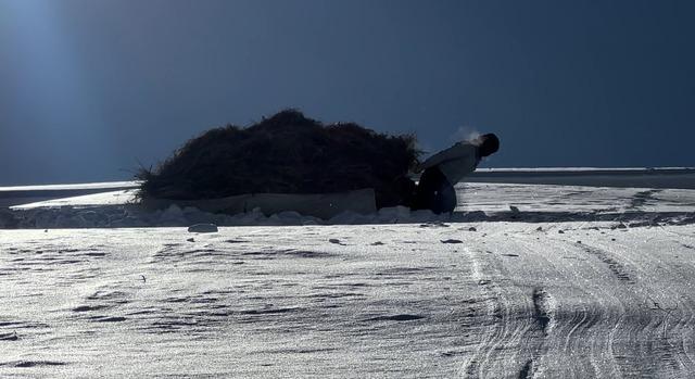 Hakkari&rsquo;de 1 bu&ccedil;uk metreyi aşan karda &ccedil;ift&ccedil;ilerin zorlu mesaisi s&uuml;r&uuml;yor 1