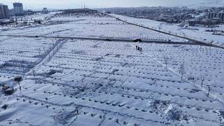 Karla kaplanan mezarda yakınlarının kabirlerini bulmakta zorlandılar