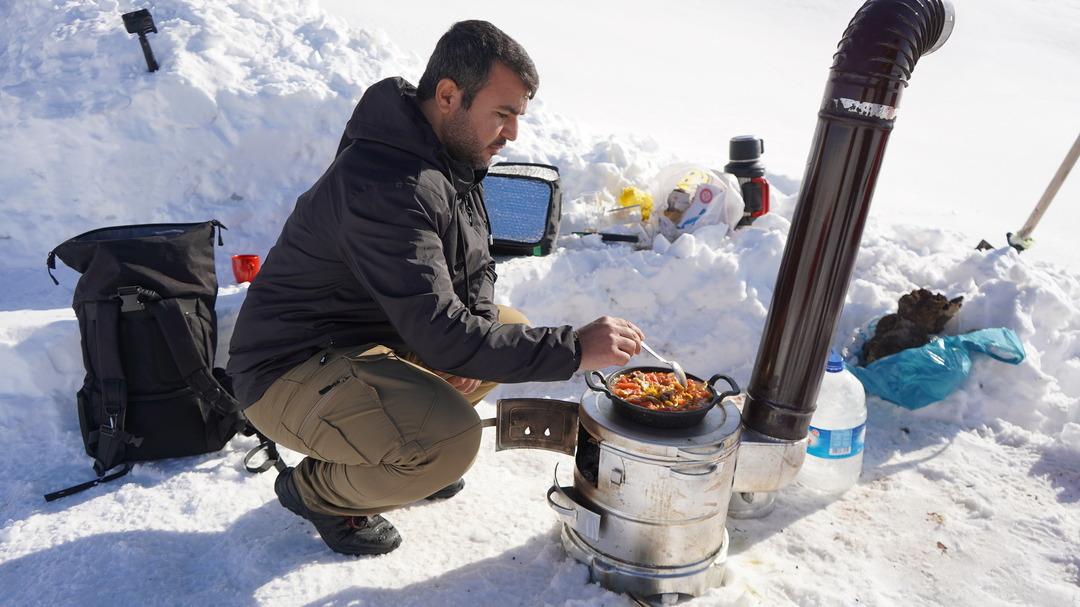 Şehirden ka&ccedil;ıp yerleşmiş: Barınak yapıp orada yaşıyor! Yatağı bile var 7