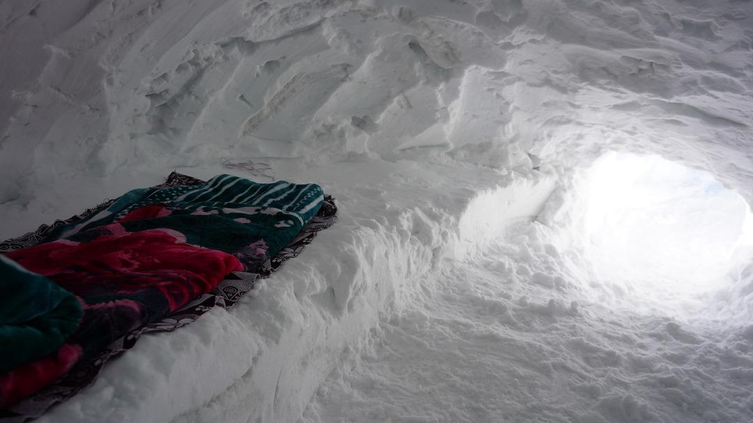 Şehirden ka&ccedil;ıp yerleşmiş: Barınak yapıp orada yaşıyor! Yatağı bile var 3