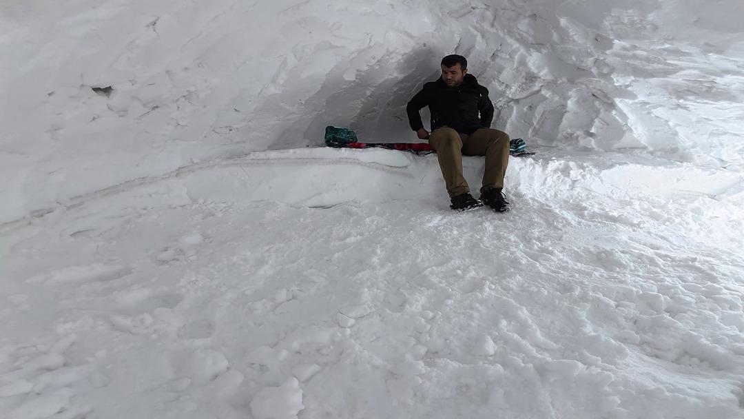 Şehirden ka&ccedil;ıp yerleşmiş: Barınak yapıp orada yaşıyor! Yatağı bile var 2