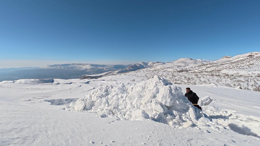 Şehirden ka&ccedil;ıp yerleşmiş: Barınak yapıp orada yaşıyor! Yatağı bile var 1