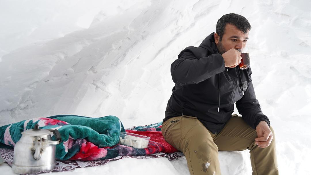 Şehirden ka&ccedil;ıp yerleşmiş: Barınak yapıp orada yaşıyor! Yatağı bile var 6