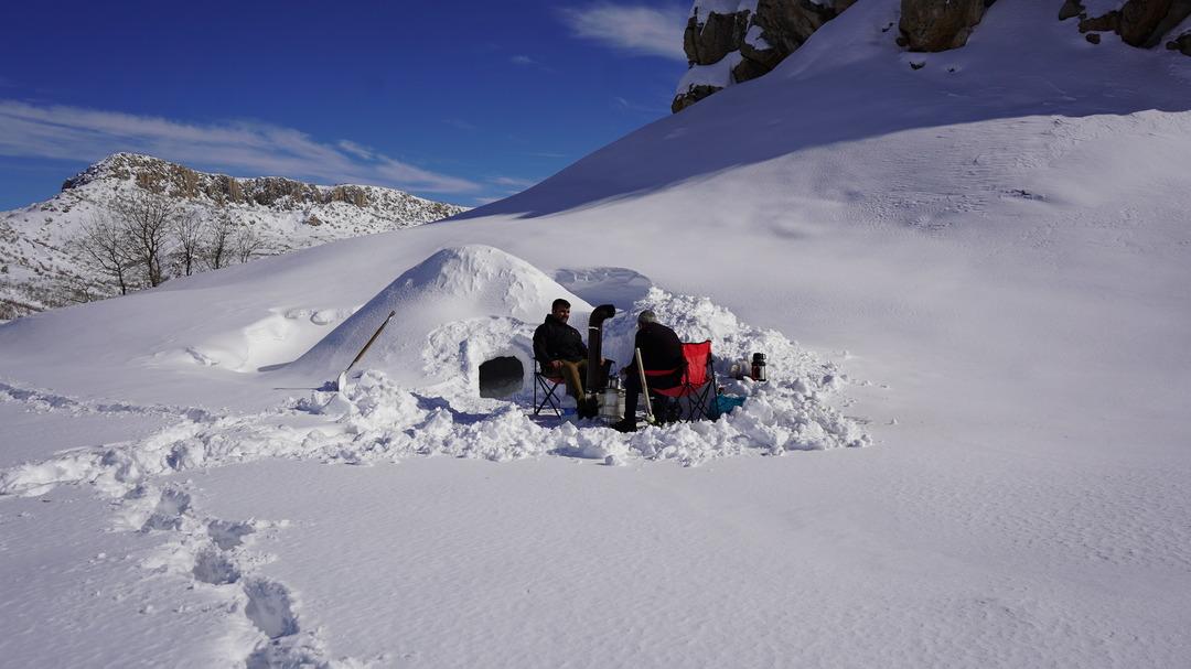 Şehirden ka&ccedil;ıp yerleşmiş: Barınak yapıp orada yaşıyor! Yatağı bile var 5