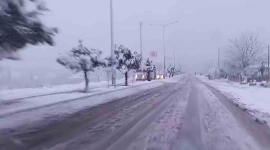G&ouml;lbaşı il&ccedil;esinde yoğun kar yağışı
