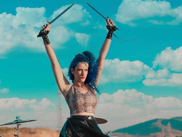 15 kadın baterist aynı sahnede buluşuyor!