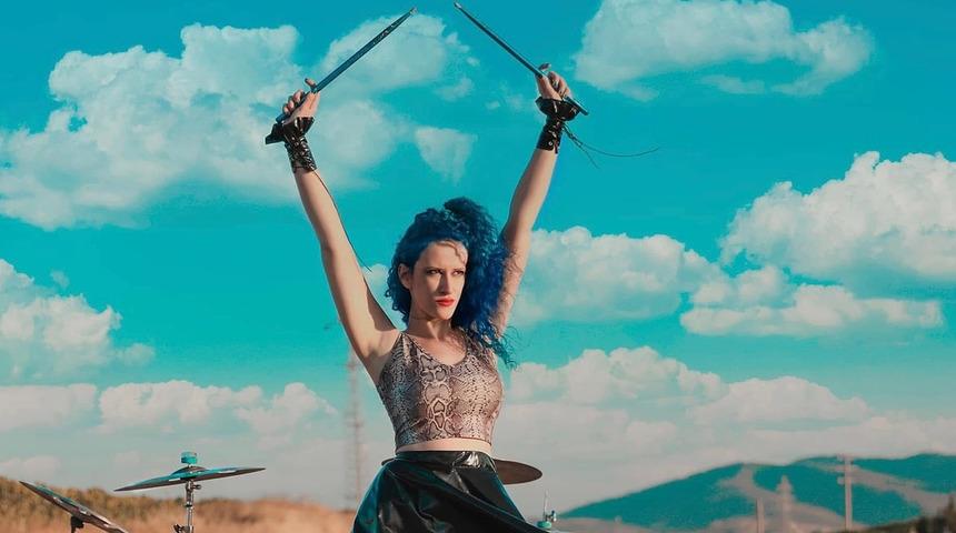 15 kadın baterist aynı sahnede buluşuyor!